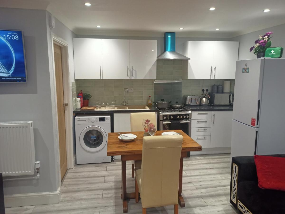 Homey Studio In Newport Perfect For Couples & Travelers Eksteriør billede